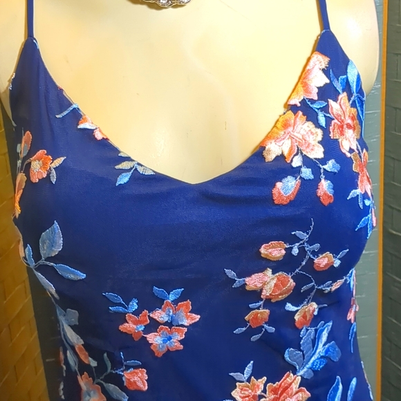 Guess Embroidered Mini - Picture 2 of 6